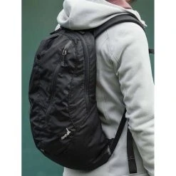 Macpac Kahuna Daypack 18L Black -Franklin Outlet Store BCF 567284 03 black hi res